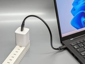 【やじうまミニレビュー】充電器を忘れたらダイソーへ。1,100円で45W、ノートPCも充電できた