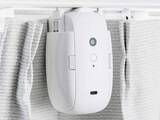 「工事不要でカーテンの開閉を自動化できる後付けロボット」の画像1