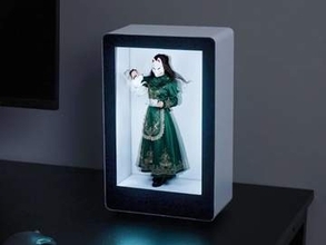 サンコー、透過型ディスプレイでグッズと映像を組み合わせる「箱庭サイネージ」
