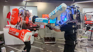 ロボットスーツでバトル！対戦アトラクション「RFIGHT」が東京タワー「RED° TOKYO TOWER」に新たに登場