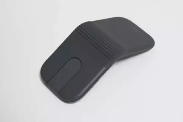 ロジクール初の折りたたみ式マウス「Mobi Fold」。ポケットにも入る小型設計