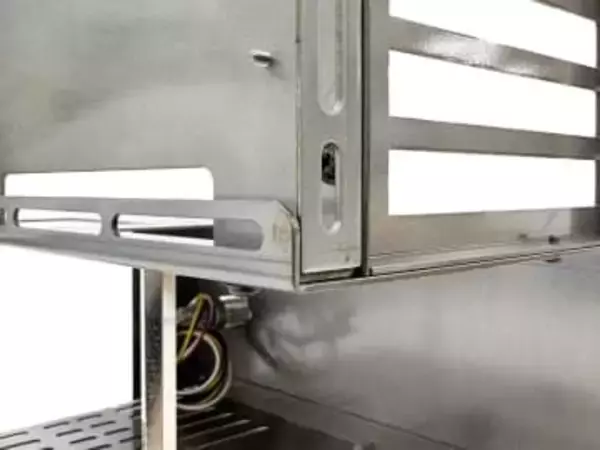 「この錆びは仕様です」――鉄の素材感を楽しむオープンフレームATXケース