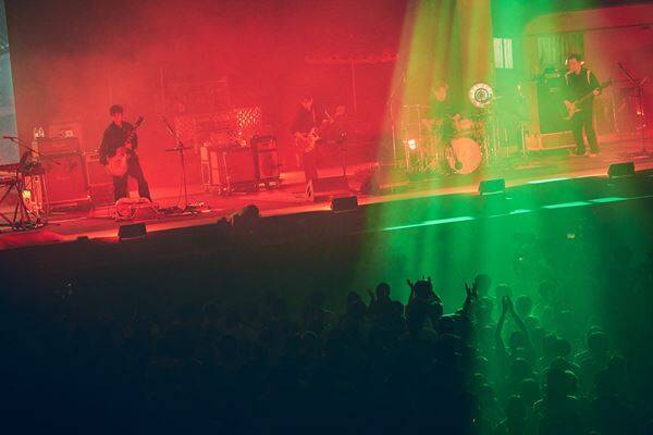 アジカン30周年、満場の有明アリーナが揺れた！「新世紀のラブソング」から始まった圧巻のステージ【オフィシャルレポート】