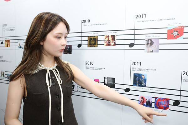 横浜流星＆畑芽育がアニメ『名探偵コナン』30年の歴史を堪能　青山剛昌直筆の色紙プレゼントに大興奮！