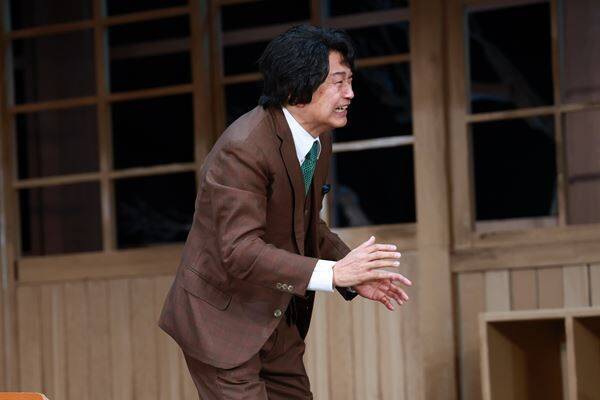 小栗旬×三谷幸喜『いのこりぐみ』開幕！ 初舞台の菊地凛子が「モンスターペアレント」を熱演