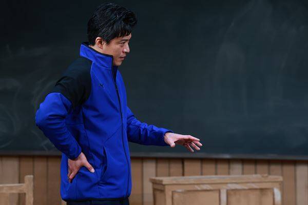 小栗旬×三谷幸喜『いのこりぐみ』開幕！ 初舞台の菊地凛子が「モンスターペアレント」を熱演