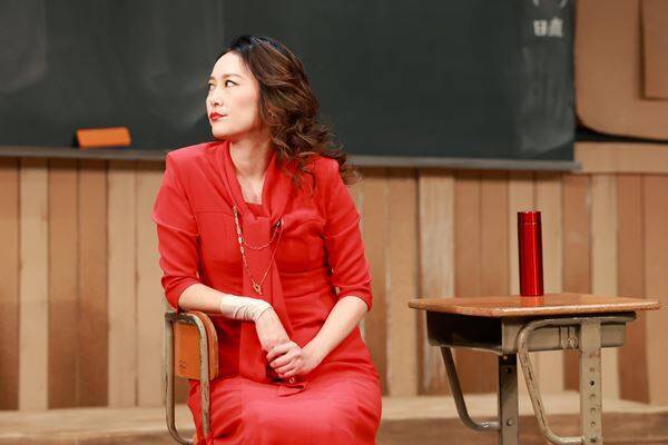 小栗旬×三谷幸喜『いのこりぐみ』開幕！ 初舞台の菊地凛子が「モンスターペアレント」を熱演