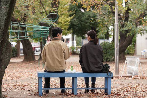 なんて切ないラブストーリー…堺雅人と井川遥の『平場の月』、中学時代の初恋相手とめぐり逢って──【おとなの映画ガイド】