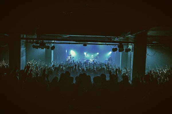 [Alexandros]、ファンクラブツアー『FC TOUR "ACCESS ALL AREA"』が横浜ベイホールで開幕