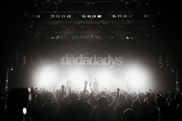 【ライブレポート】the dadadadys、対バンツアーファイナルでキュウソと競演「今日のライブ、よく目に焼きつけておけよ！」