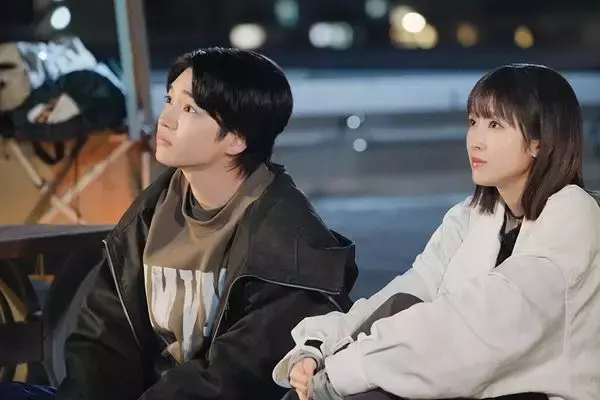 西畑大吾×福本莉子『時給三〇〇円の死神』新たな場面写真公開　儚げ表情＆キュートな笑顔も