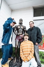 WANIMA、地元の熊本・天草にギターKO-SHINの銅像を建立！ バンドの原点となる聖地で除幕式を開催