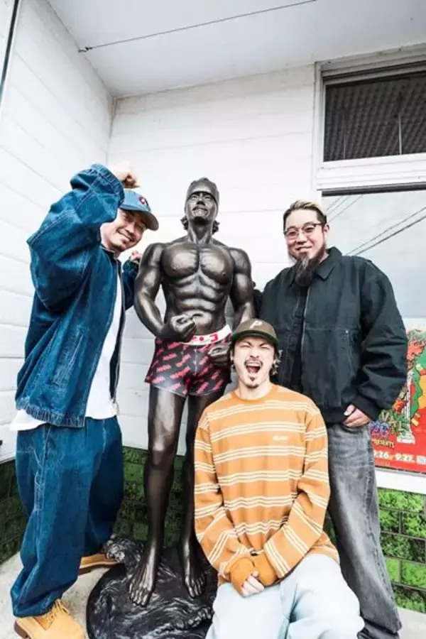 WANIMA、地元の熊本・天草にギターKO-SHINの銅像を建立！ バンドの原点となる聖地で除幕式を開催
