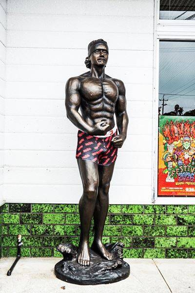 WANIMA、地元の熊本・天草にギターKO-SHINの銅像を建立！ バンドの原点となる聖地で除幕式を開催