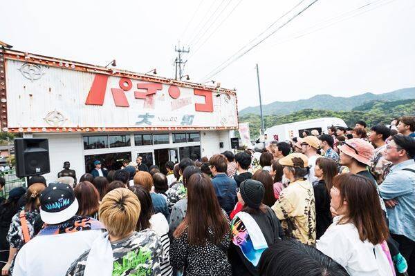 WANIMA、地元の熊本・天草にギターKO-SHINの銅像を建立！ バンドの原点となる聖地で除幕式を開催