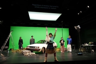 岡田利規『映画を撮りたいゾンビの演劇』開幕　舞台写真＆コメント到着