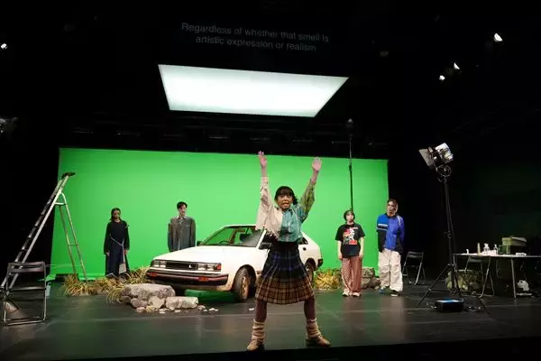 岡田利規『映画を撮りたいゾンビの演劇』開幕　舞台写真＆コメント到着