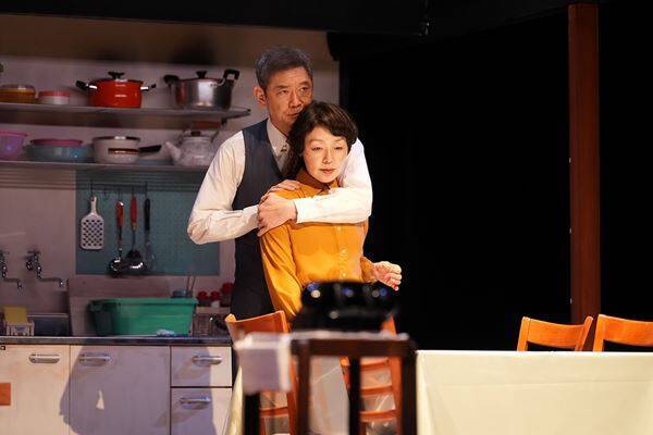 小林聡美「西池袋に嵐が吹き荒れます！」 伝説のドラマを舞台化した『岸辺のアルバム』開幕
