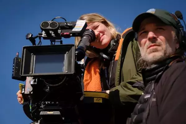 ジェイコブ・エロルディの荘厳な美しさ　35mmフィルムに刻まれた新時代の『嵐が丘』メイキング公開