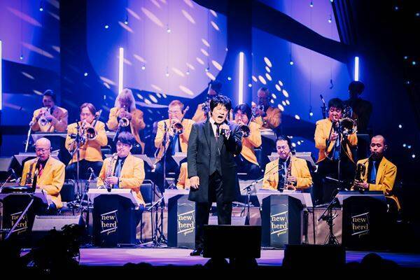 ASKA、14年振りの『昭和が見ていたクリスマス!?』開催　東京公演初日のオフィシャルレポート到着　