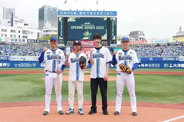 WOWOW『ドラフトキング』出演のムロツヨシ＆宮沢氷魚がセレモニアルピッチに登場