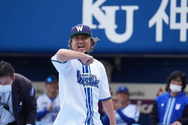 WOWOW『ドラフトキング』出演のムロツヨシ＆宮沢氷魚がセレモニアルピッチに登場