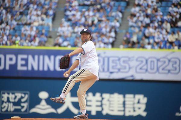 WOWOW『ドラフトキング』出演のムロツヨシ＆宮沢氷魚がセレモニアルピッチに登場