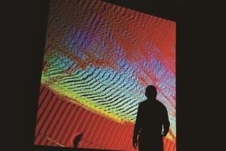 『ミッション∞インフィニティ』東京都現代美術館で　ダイナミックなインスタレーションで可視化される量子宇宙の世界