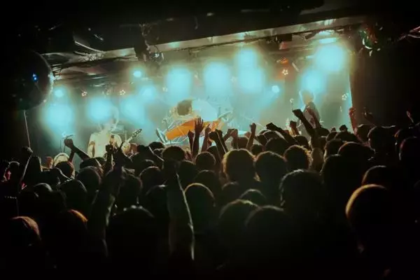 ジ・エンプティ×Maki「これからもヤバい景色を作っていこう」、新代田FEVERが揺れ続けた熱狂の『覚醒少女ツアー2025』最終公演