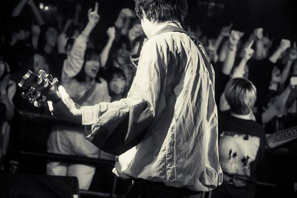 ジ・エンプティ×Maki「これからもヤバい景色を作っていこう」、新代田FEVERが揺れ続けた熱狂の『覚醒少女ツアー2025』最終公演