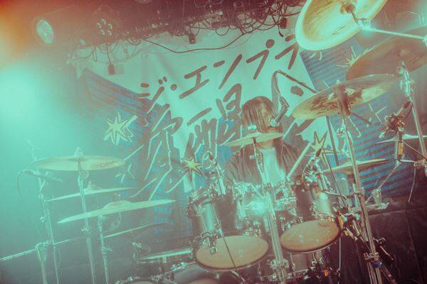 ジ・エンプティ×Maki「これからもヤバい景色を作っていこう」、新代田FEVERが揺れ続けた熱狂の『覚醒少女ツアー2025』最終公演