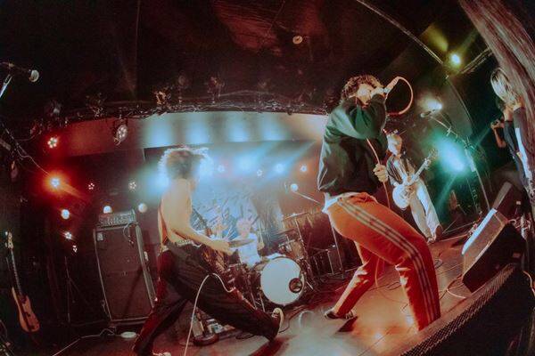 ジ・エンプティ×Maki「これからもヤバい景色を作っていこう」、新代田FEVERが揺れ続けた熱狂の『覚醒少女ツアー2025』最終公演