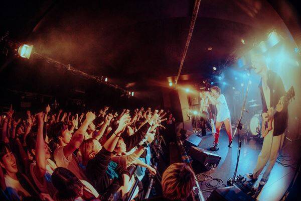 ジ・エンプティ×Maki「これからもヤバい景色を作っていこう」、新代田FEVERが揺れ続けた熱狂の『覚醒少女ツアー2025』最終公演