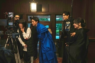 永瀬廉×吉川愛『鬼の花嫁』監督が明かす舞台裏と貴重写真公開！ 全女子の憧れ“玲夜”はいかにして生まれたか？