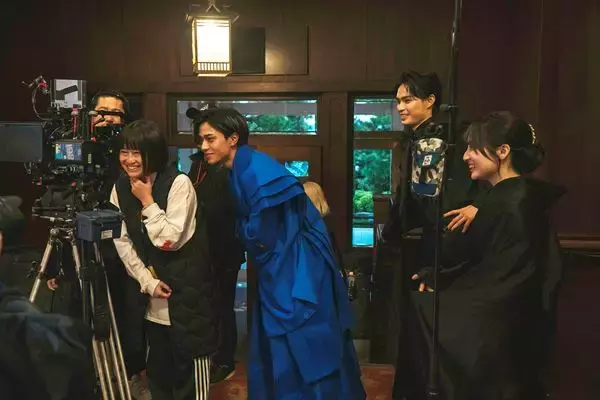 永瀬廉×吉川愛『鬼の花嫁』監督が明かす舞台裏と貴重写真公開！ 全女子の憧れ“玲夜”はいかにして生まれたか？