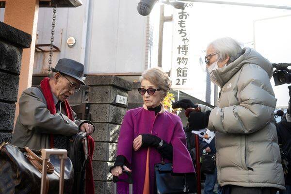 山田洋次＆倍賞千恵子の熱いハグ、木村拓哉の運転も 『TOKYOタクシー』撮影現場レポート到着