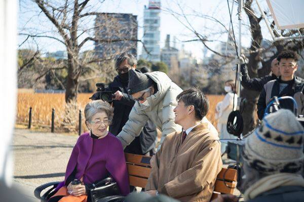 山田洋次＆倍賞千恵子の熱いハグ、木村拓哉の運転も 『TOKYOタクシー』撮影現場レポート到着