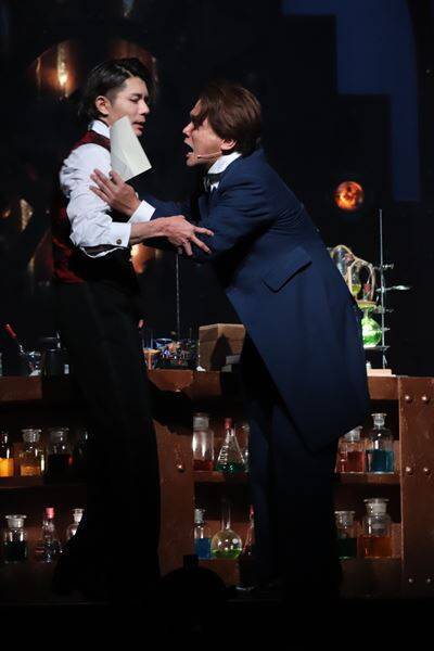 柿澤勇人の“危うさ”か、佐藤隆紀の“悲哀”か ――演出一新の『ジキル＆ハイド』開幕！