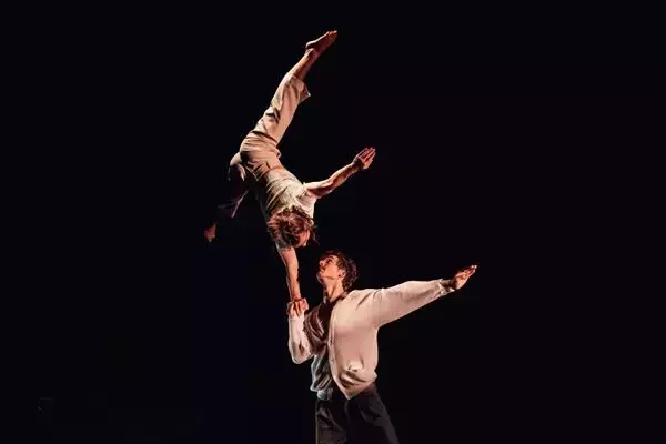 多彩なアート体験ができる「せたがやアートファーム」で初来日！ アガット＆アドリアン『ノ.ルム－ふたりのバランス－』