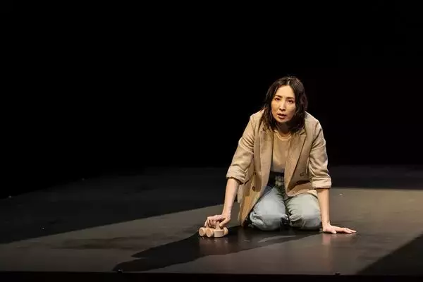 新国立劇場『ガールズ＆ボーイズ』真飛聖、増岡裕子それぞれの初日レポート＆新たに舞台写真10点が到着