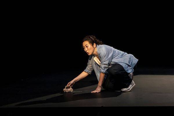 新国立劇場『ガールズ＆ボーイズ』真飛聖、増岡裕子それぞれの初日レポート＆新たに舞台写真10点が到着