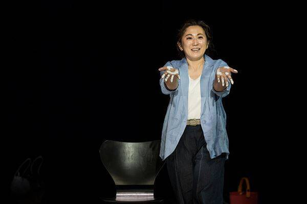 新国立劇場『ガールズ＆ボーイズ』真飛聖、増岡裕子それぞれの初日レポート＆新たに舞台写真10点が到着