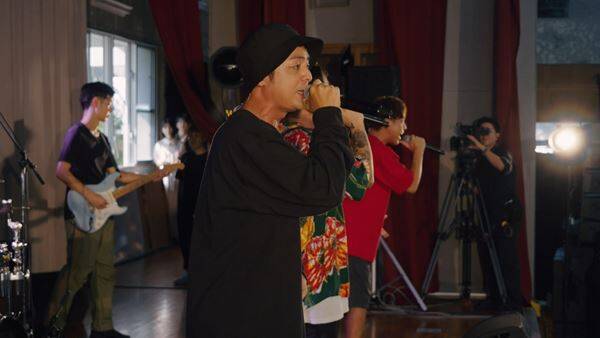 ORANGE RANGE、地元・沖縄県立コザ高校でのサプライズライブの模様を公開　