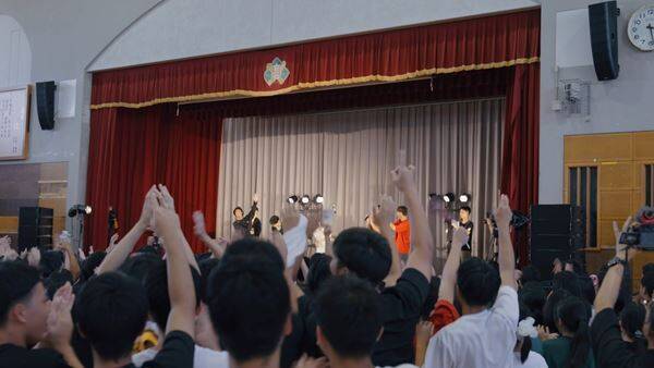 ORANGE RANGE、地元・沖縄県立コザ高校でのサプライズライブの模様を公開　