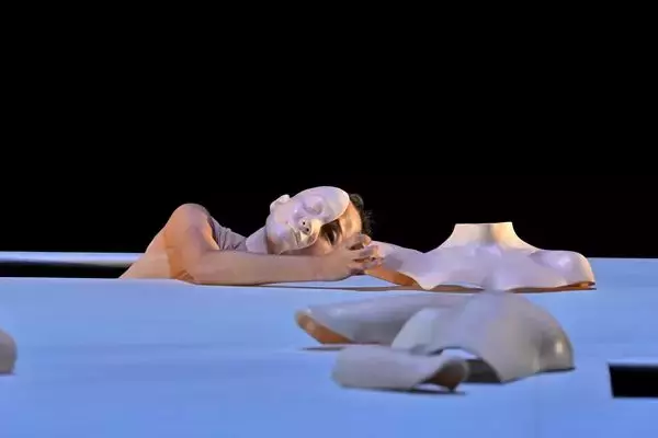 新国立劇場のダンス公演　伊藤郁女によるソロ作品『ロボット、私の永遠の愛』が開幕　舞台写真到着