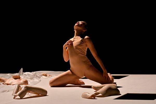 新国立劇場のダンス公演　伊藤郁女によるソロ作品『ロボット、私の永遠の愛』が開幕　舞台写真到着