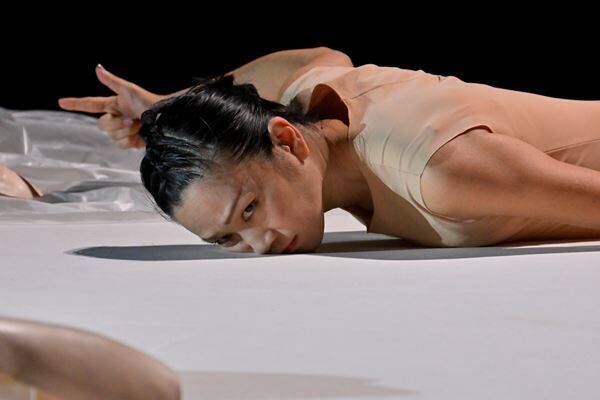 新国立劇場のダンス公演　伊藤郁女によるソロ作品『ロボット、私の永遠の愛』が開幕　舞台写真到着