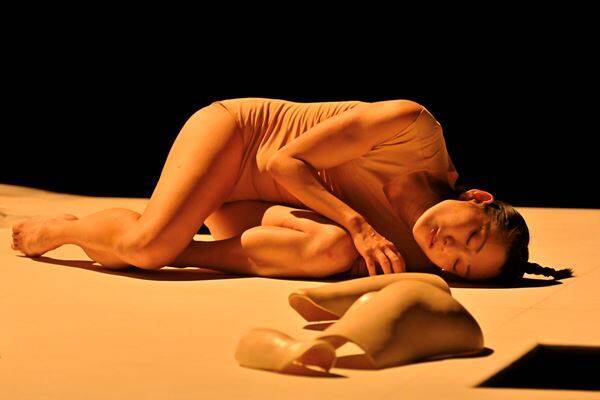 新国立劇場のダンス公演　伊藤郁女によるソロ作品『ロボット、私の永遠の愛』が開幕　舞台写真到着