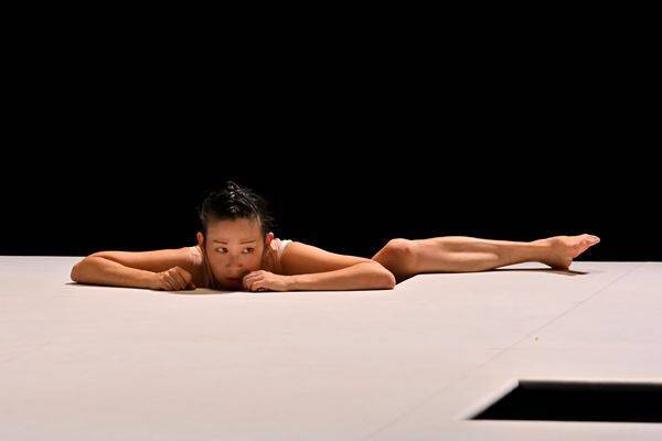 新国立劇場のダンス公演　伊藤郁女によるソロ作品『ロボット、私の永遠の愛』が開幕　舞台写真到着