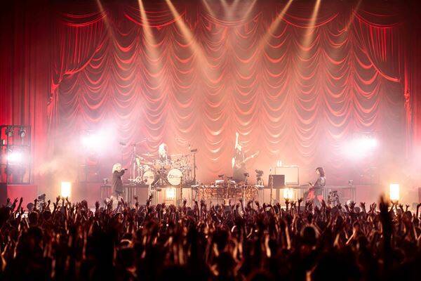 BUCK∞TICK、星野英彦還暦ライブでJがサプライズ出演　「あっちゃん、ヒデが還暦だってよ」胸を打つ一夜【オフィシャルレポート】